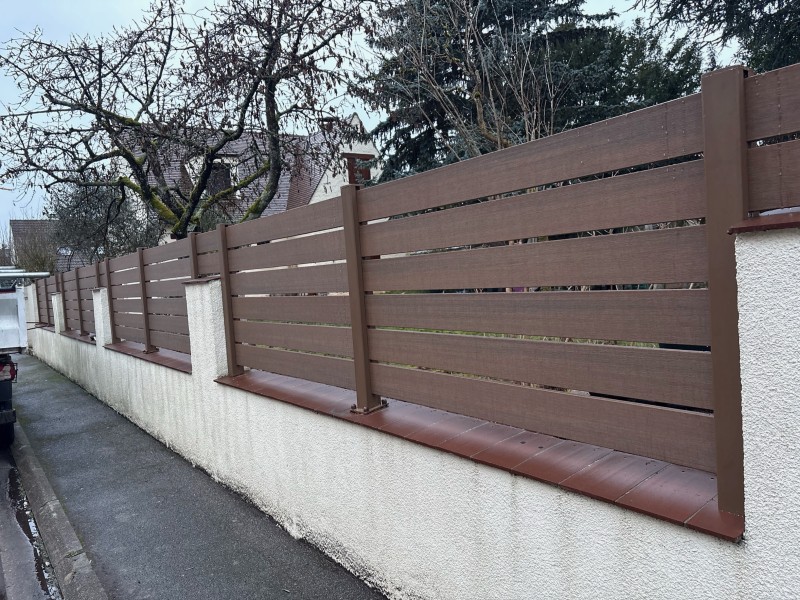 Pose d’une clôture en composite ajourée sur muret à Mandres les Roses (94)