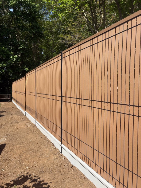 Réalisation d’une clôture rigide avec occultants en composite à Etiolles, Essonne (91)