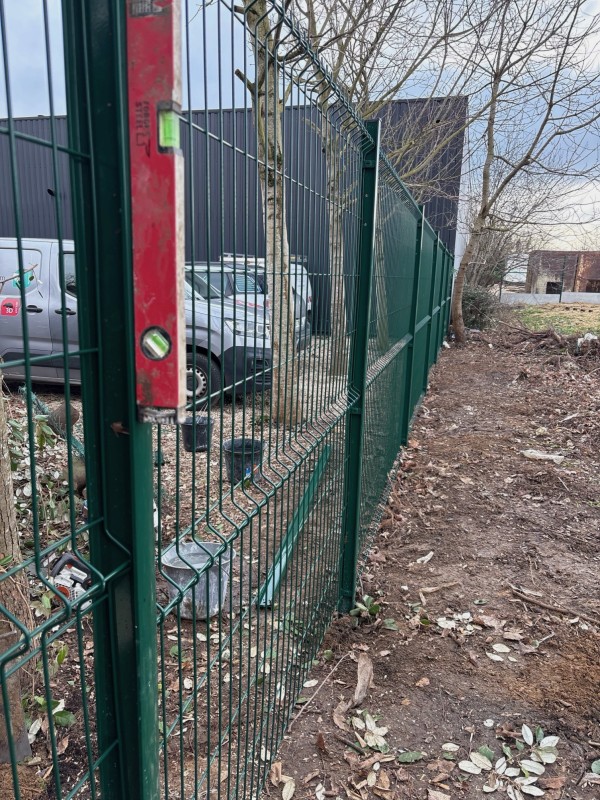Pose d’une clôture rigide simple pour une concession automobile à Vert Saint Denis, Seine et Marne (77)