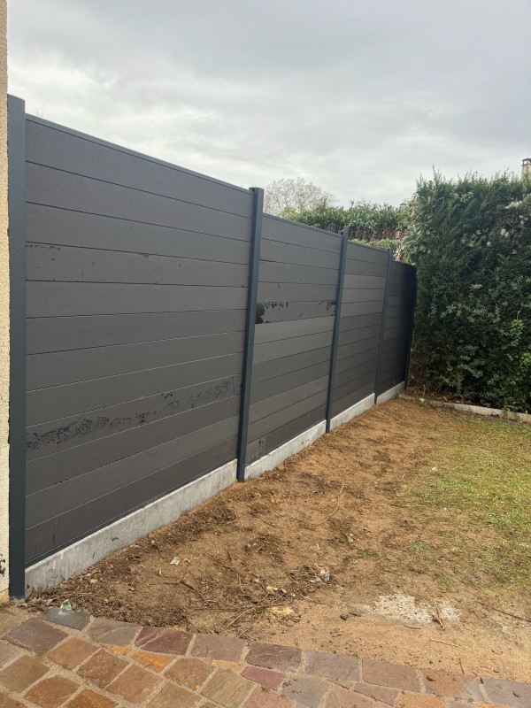 Pose d’une clôture composite pleine avec plaques de soubassement à Lieusaint (77)