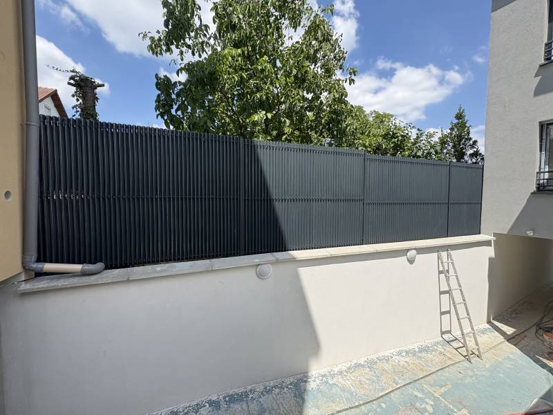 Clôture avec platine contre mur