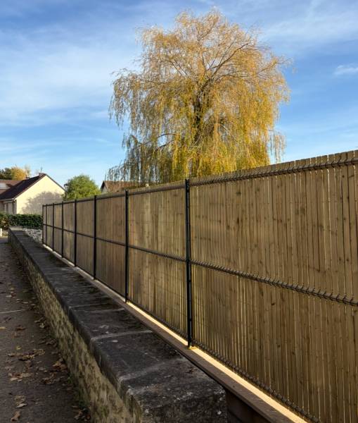 Clôture rigide avec occultation bois