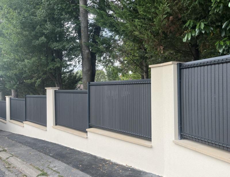 Installation d'un grillage rigide avec occultants composite sur platine pour un particulier à Brie-Comte-Robert 77170 en Seine-et-Marne