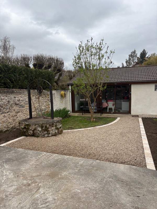 Réalisation d’une allée piétonne en gravillon avec bordures en pavés travertin à Rubelles, Seine et Marne