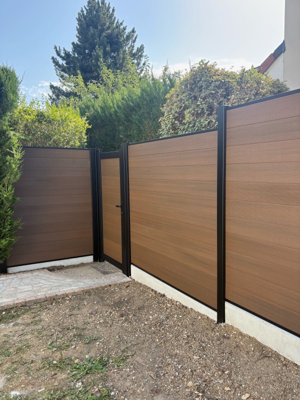 Réalisation d’une clôture en composite effet bois avec pose de deux portillons composite à Lieusaint, Seine et Marne (77)