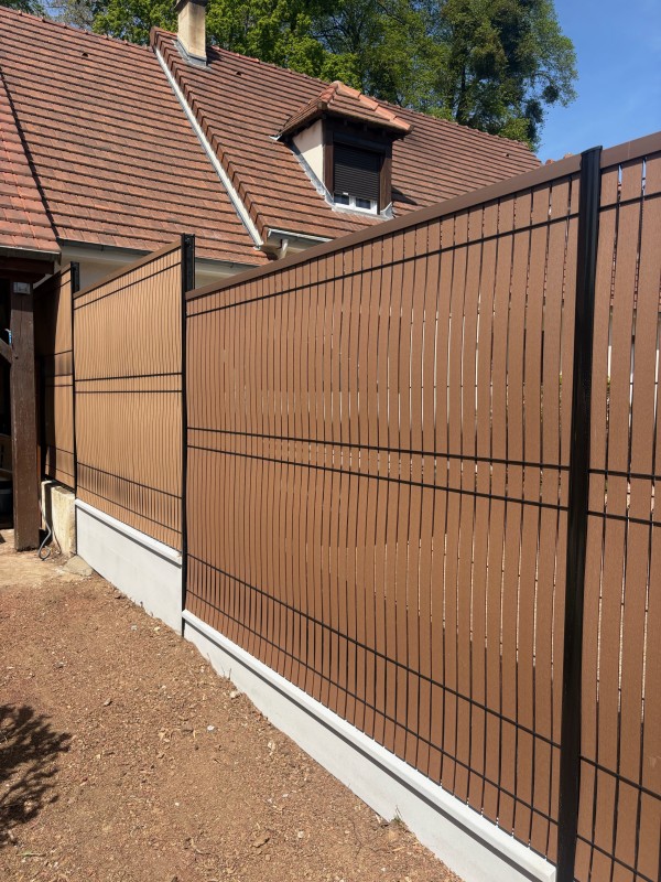 Réalisation d’une clôture rigide avec occultants en composite à Etiolles, Essonne (91)