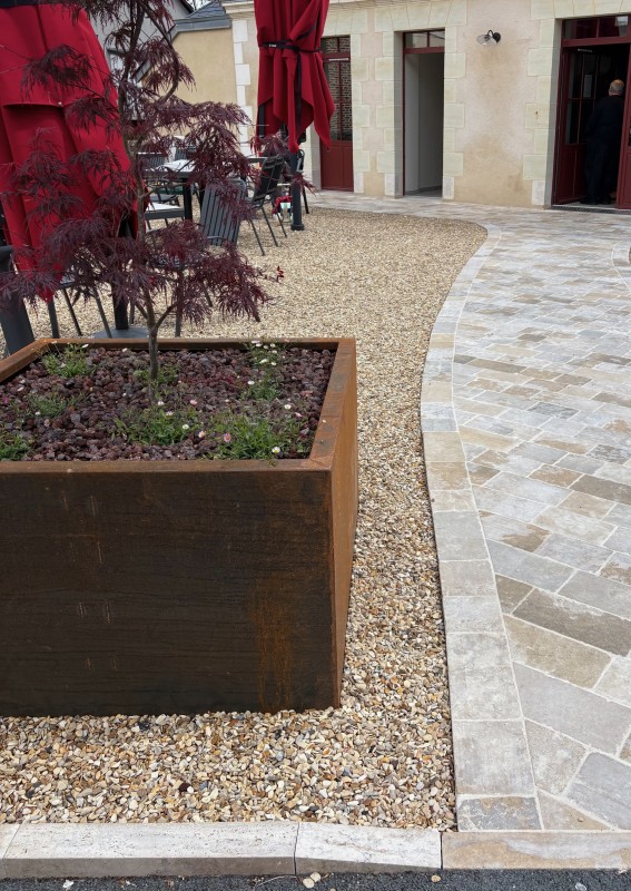 Réalisation d’une allée piétonne en pavés travertin à Fontainebleau, Seine et Marne