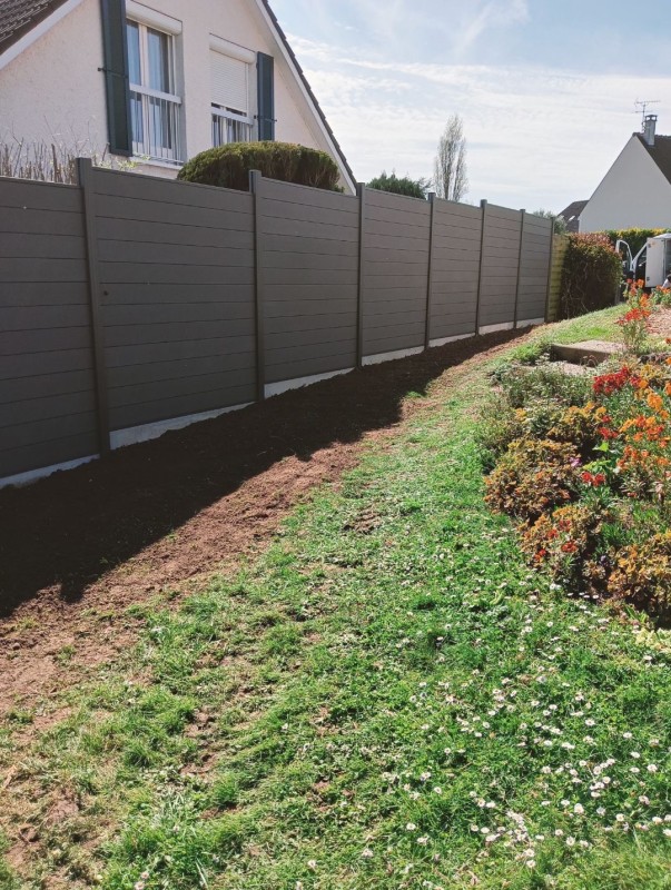 Clôture composite avec arrachage des thuyas à Rubelles, Seine et Marne